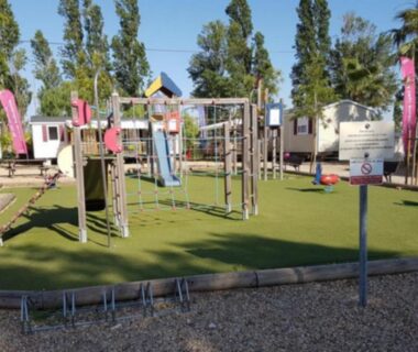 Aire de jeux avec structure et toboggan au Mobilhome beaux volumes ES40