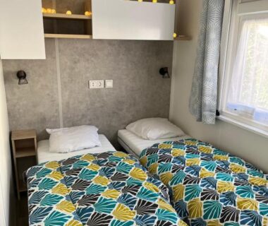 Chambre avec deux lits simples dans le mobilhome Bora Bora