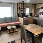 Salon et cuisine ouvertes dans le mobilhome Bora Bora
