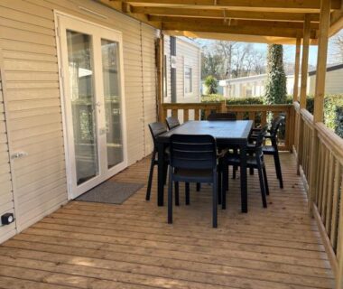 Terrasse en bois avec table et chaises du Mobilhome Bora Bora