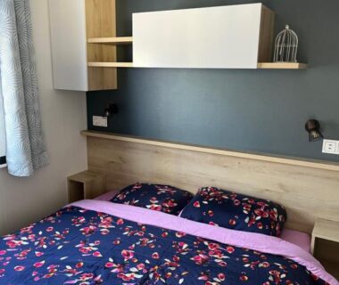 Chambre avec lit double et rangements dans le Mobilhome bora bora