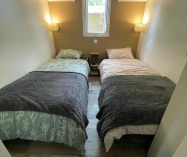 Chambre avec deux lits simples dans le Mobilhome bord du lac