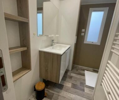 Salle de bain avec lavabo et douche du Mobilhome bord du lac