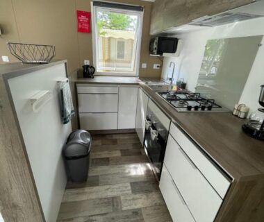 Cuisine compacte avec plan de travail et plaque de cuisson dans le mobilhome bord du lac