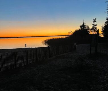 Coucher de soleil au bord du lac depuis le Mobilhome bord du lac