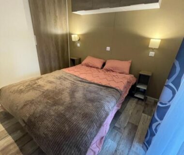 Chambre avec lit double et rangement dans le Mobilhome bord du lac