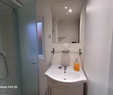 Salle d'eau avec lavabo et douche dans le mobilhome camping Ernest Renan Louannec