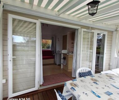 Terrasse couverte avec table et chaises du mobilhome camping Ernest Renan Louannec