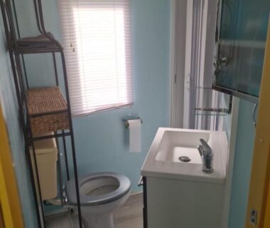 Salle de bain avec toilettes et lavabo du Mobilhome camping Lalande Mimizan