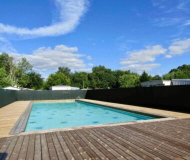 Piscine extérieure et terrasse en bois au Mobilhome camping Lalande Mimizan