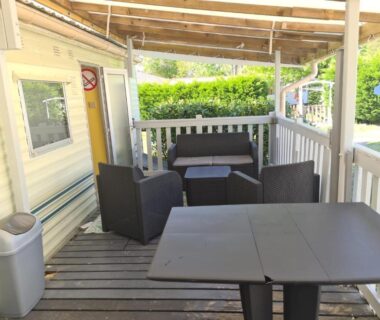 Terrasse couverte avec salon extérieur du mobilhome Camping Lalande Mimizan