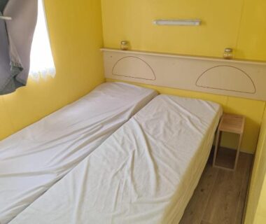 Chambre avec deux lits simples dans le Mobilhome camping Lalande Mimizan