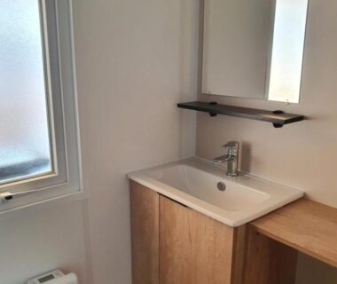 Salle de bains avec lavabo miroir et meuble du mobilhome camping le BOSC