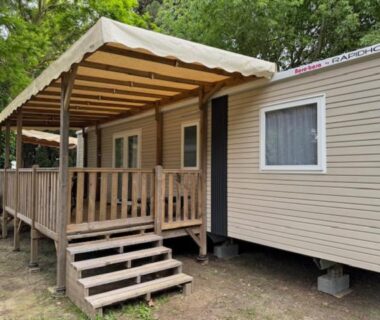 Terrasse couverte en bois avec marches devant le Mobilhome camping le BOSC