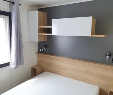 Chambre avec lit et rangements dans le mobilhome camping le BOSC