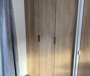 Intérieur mobilhome avec placard en bois et rideau dans le Mobilhome camping le BOSC