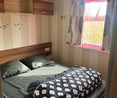 Chambre avec lit double et rangement dans le Mobilhome camping proche des plages