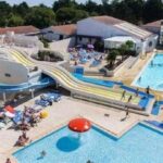 Parc aquatique avec piscines et toboggans au Mobilhome camping proche des plages