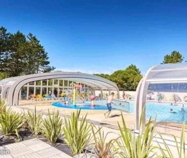 Piscine extérieure avec voûtes transparentes et terrasse au Mobilhome camping proche des plages