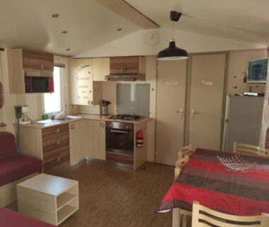 Intérieur mobilhome avec coin cuisine et séjour du Mobilhome camping proche des plages