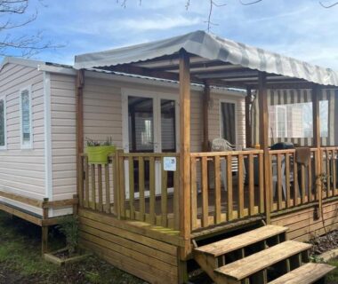 Terrasse en bois et escalier du mobilhome au Mobilhome camping proche des plages