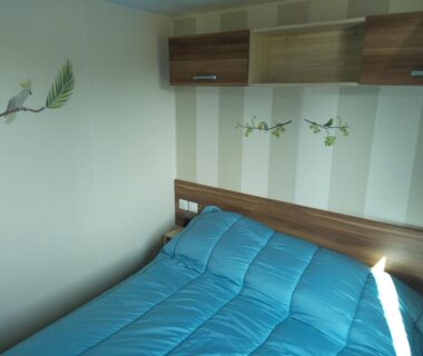 Chambre avec lit double et rangement dans le mobilhome camping proche des plages