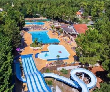 Espace aquatique avec bassins et toboggans au Mobilhome camping proche des plages