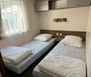 Chambre avec deux lits simples dans le mobilhome climatisé du camping les embruns