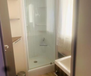 Salle de bain avec douche et lavabo dans le mobilhome climatisé camping les embruns