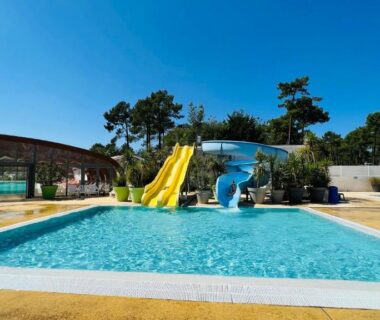 Piscine extérieure avec toboggans au mobilhome climatisé 6 personnes du camping les embruns