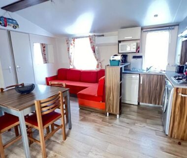 Salon et kitchenette dans le mobilhome du Mobilhome climatisé, 6 personnes camping les embruns