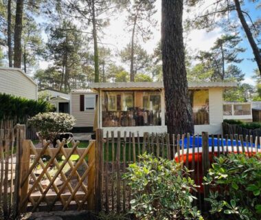 Jardin avec terrasse et petit bassin du mobilhome climatisé 6 personnes camping les embruns