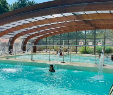 Piscine couverte avec jets et verrière au camping les embruns mobilhome climatisé 6 personnes