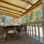 Terrasse couverte avec table et chaises du Mobilhome comfort à la montagne