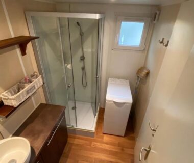 Salle de bains avec douche double lavabo et lave-linge dans le mobilhome comfort à la montagne