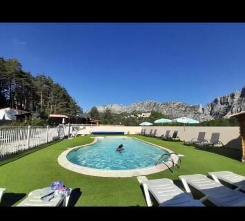 Piscine circulaire et transats dans le camping Mobilhome comfort à la montagne