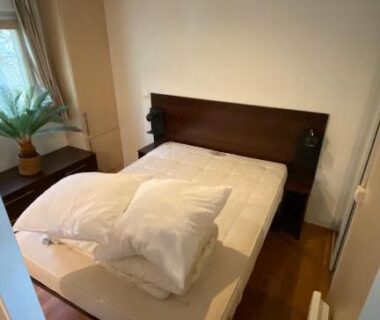 Chambre double avec lit et fenêtre dans le Mobilhome comfort à la montagne