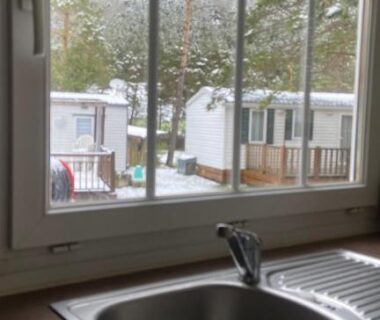 Cuisine avec évier et fenêtre donnant sur mobilhomes enneigés du Mobilhome comfort à la montagne