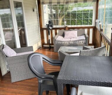 Terrasse couverte avec salon de jardin et table à manger du Mobilhome cosy 520