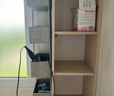 Intérieur avec étagères ouvertes et rangement suspendu dans le Mobilhome cosy 520