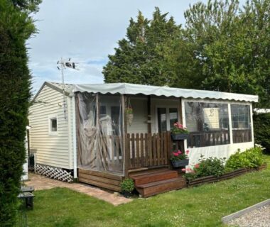 Terrasse couverte et pelouse du Mobilhome cosy 520