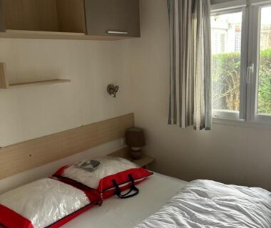 Chambre avec lit double et fenêtre dans le Mobilhome cosy 520