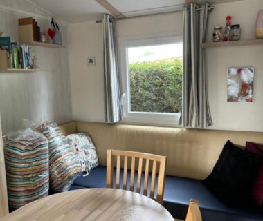 Coin repas avec banquette et table dans le Mobilhome cosy 520