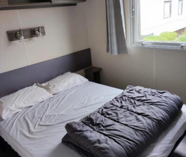 Chambre avec lit double et fenêtre du mobilhome cosy spacieux au bord de l'Eure