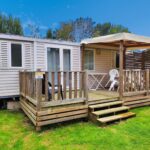 Terrasse en bois avec chaises et pergola au mobilhome cosy spacieux au bord de l'Eure