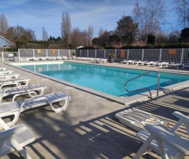 Piscine extérieure avec transats au Mobilhome cosy spacieux au bord de l'Eure