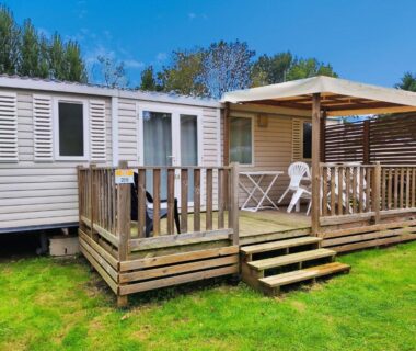 Terrasse en bois avec chaises et pergola au mobilhome cosy spacieux au bord de l'Eure