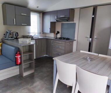 Intérieur kitchenette et coin repas dans le Mobilhome cosy, spacieux au bord de l'Eure