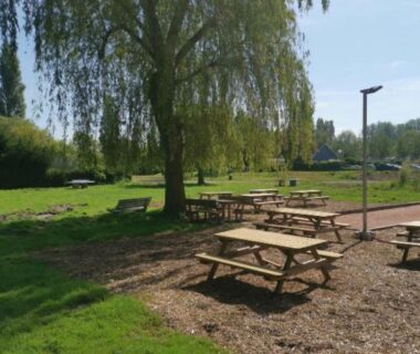 Aire de pique-nique avec bancs sous arbre au Mobilhome cosy, spacieux au bord de l’Eure