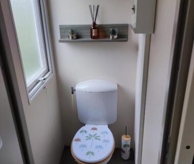 WC avec étagère diffuseur et fenêtre dans le Mobilhome cosy spacieux au bord de l'Eure